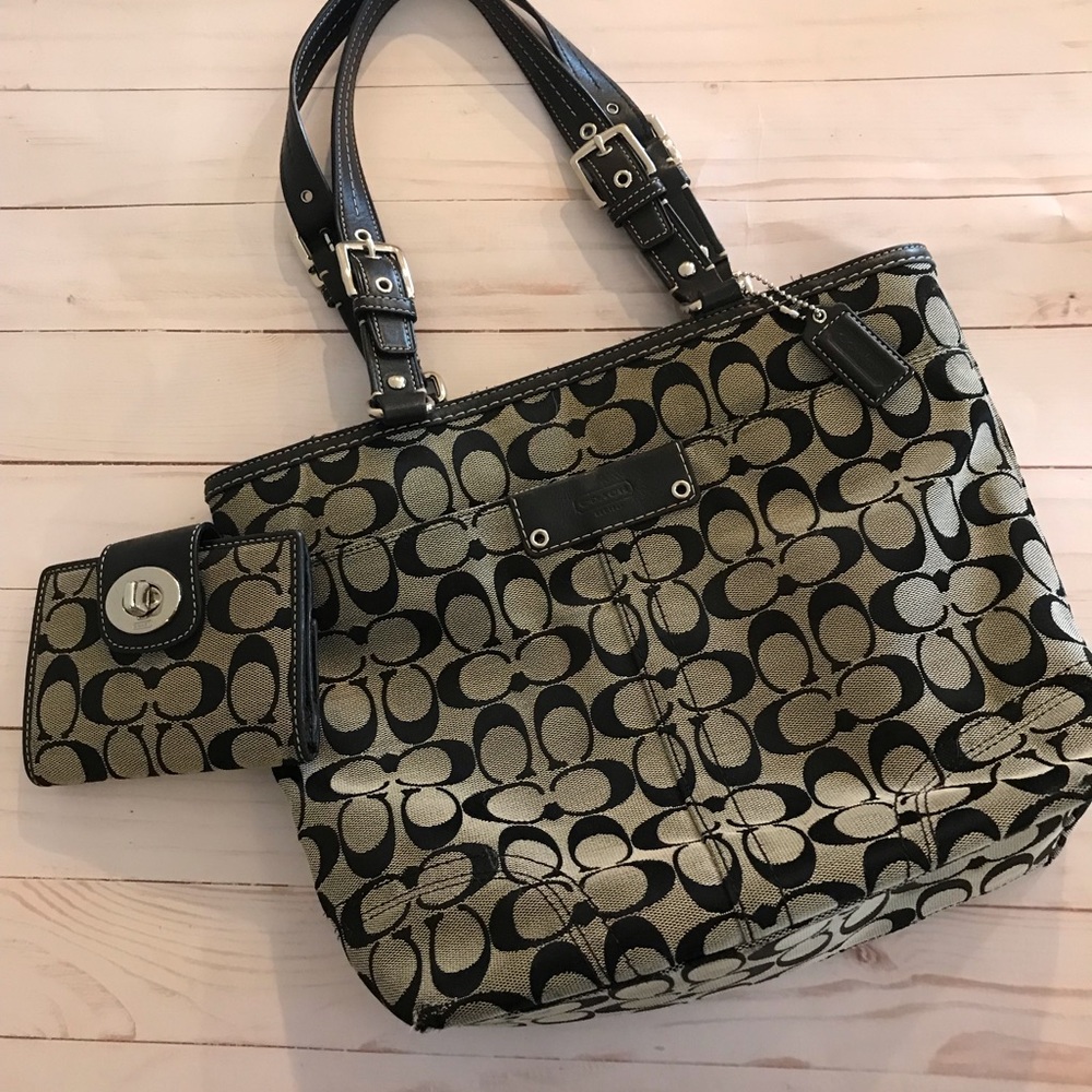 Coach Wallet - Picture 2 of 6